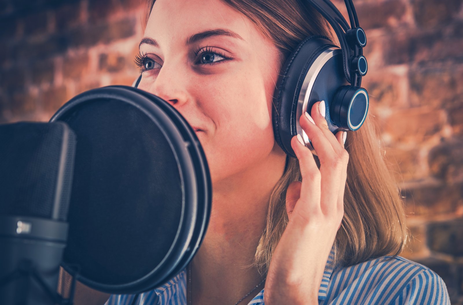 woman recording audiobook P8HH37P scaled Appstycoon